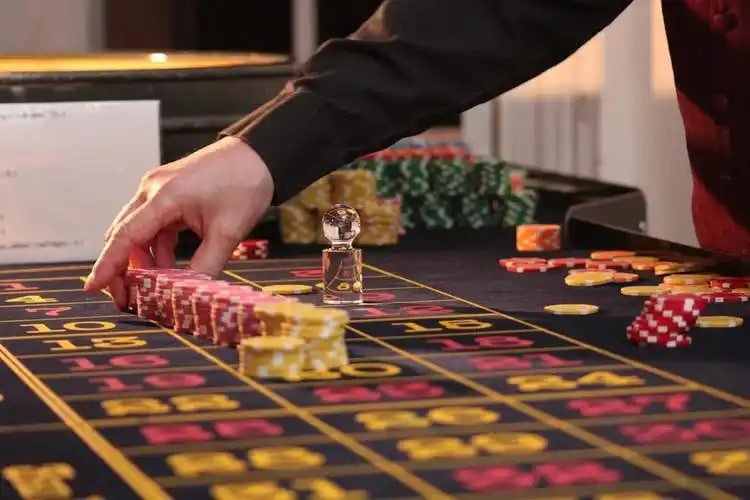 Antarmuka aplikasi kasino mobile judipedia menampilkan meja live-dealer dan menu permainan